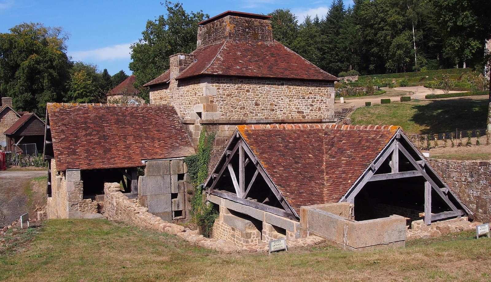 Photo de Le Champ-de-la-Pierre